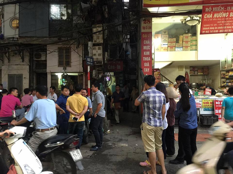 Sau khi đâm người nhiều nhát, cầm dao về nhà cố thủ