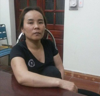 Bắt khẩn cấp 2 phụ nữ hắt chất bẩn vào người bán thịt heo giá rẻ