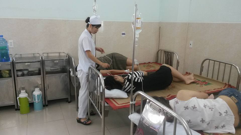 26 khách du lịch ở Cát Bà nhập viện, nghi bị ngộ độc hải sản