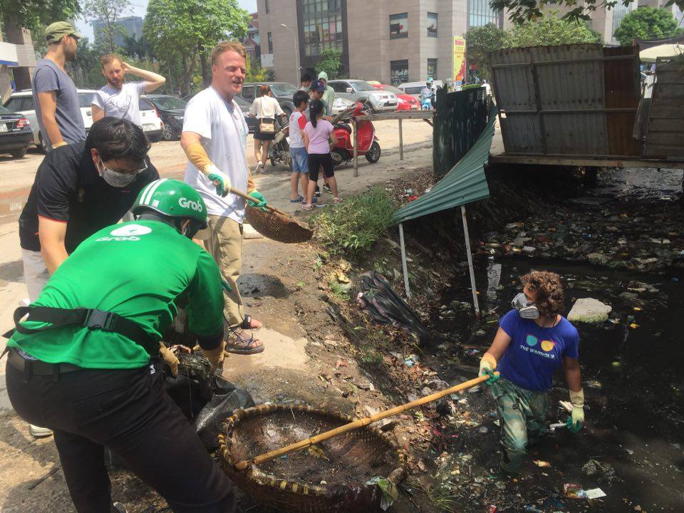 &Ocirc;ng T&acirc;y nhặt r&aacute;c muốn biến mương thối th&agrave;nh một khu vườn - Ảnh 3.