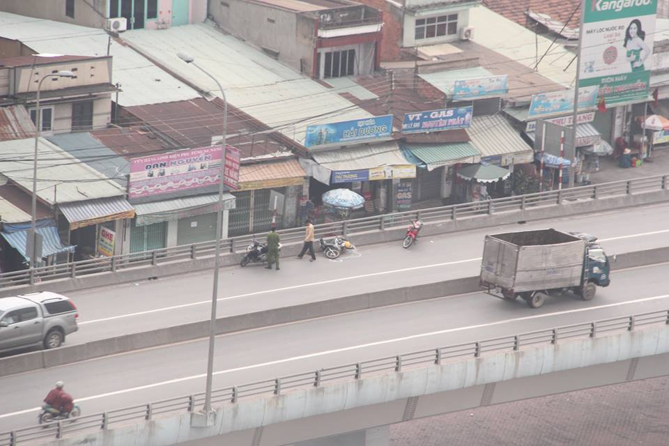Kinh hoàng người đi xe máy bị ô tô tông văng khỏi cầu vượt
