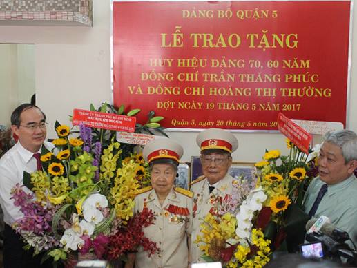 Bí thư Nguyễn Thiện Nhân trao huy hiệu Đảng cho đảng viên - Ảnh 1.