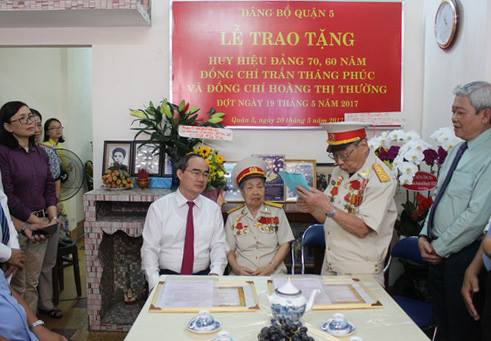 Bí thư Nguyễn Thiện Nhân trao huy hiệu Đảng cho đảng viên - Ảnh 2.