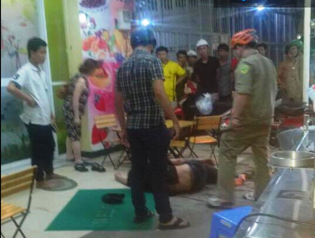 Người đàn ông bị đánh gục trước quán trà