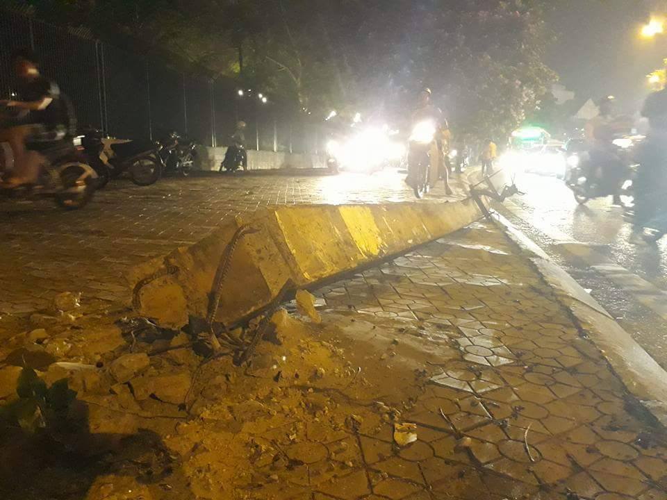 Xế hộp t&ocirc;ng cột điện, người đi xe m&aacute;y rồi chổng v&oacute; - Ảnh 2.