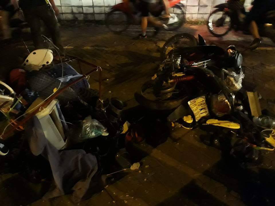 Xế hộp tông cột điện, người đi xe máy rồi "chổng vó"