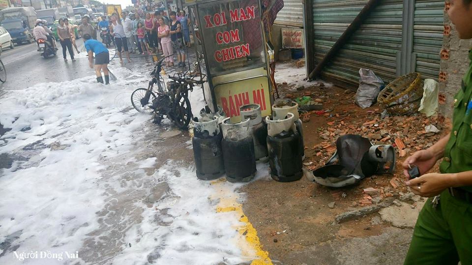 Chở 7 bình gas phát nổ, nam thanh niên bỏ xe trước tiệm bánh