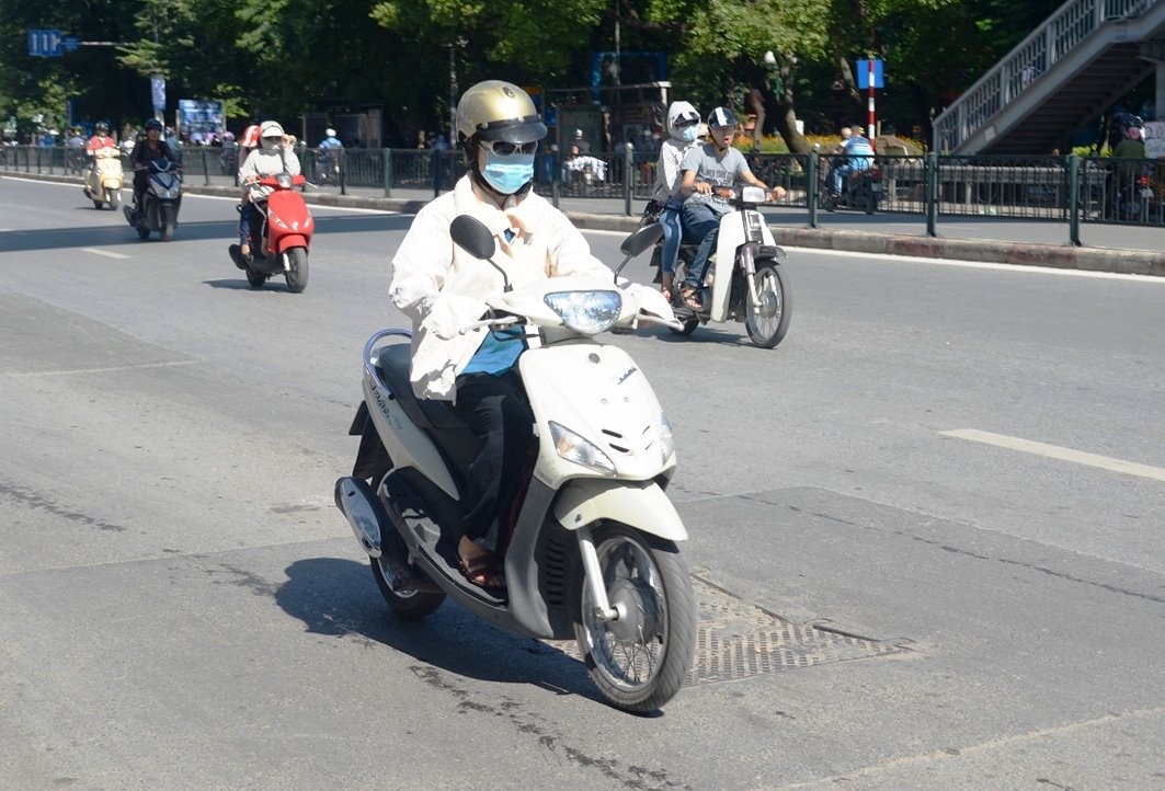 Hà Nội đang "chịu trận" nắng nóng kỷ lục 45 năm