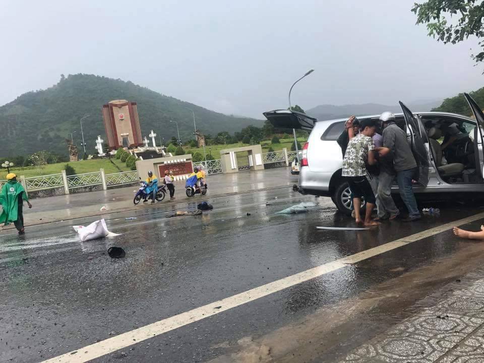 Hai &ocirc; t&ocirc; đối đầu kinh ho&agrave;ng, h&agrave;nh kh&aacute;ch văng ra đường - Ảnh 5.