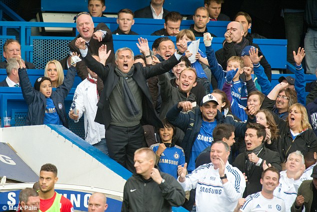 
HLV Mourinho ngồi chung CĐV Chelsea năm 2013 sau khi bị trọng t&agrave;i đuổi
