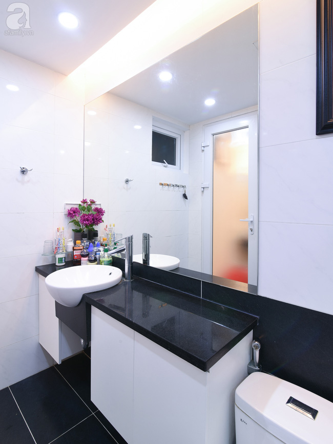 Bồn rửa và tủ đồ nhỏ, vừa đủ dùng.
