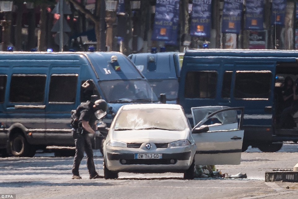 Ph&aacute;p: Đại lộ Champs Elysees nh&aacute;o nh&agrave;o sơ t&aacute;n - Ảnh 5.