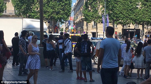 Ph&aacute;p: Đại lộ Champs Elysees nh&aacute;o nh&agrave;o sơ t&aacute;n - Ảnh 3.