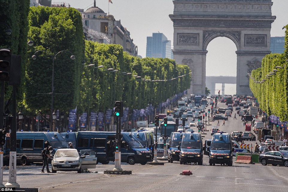 Ph&aacute;p: Đại lộ Champs Elysees nh&aacute;o nh&agrave;o sơ t&aacute;n - Ảnh 2.