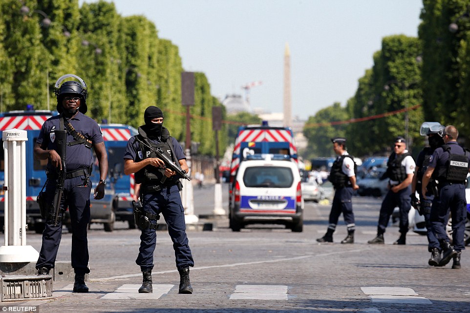 Ph&aacute;p: Đại lộ Champs Elysees nh&aacute;o nh&agrave;o sơ t&aacute;n - Ảnh 1.