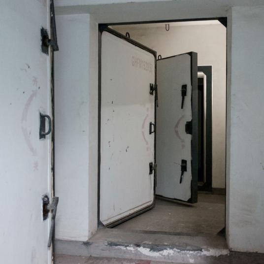 Cánh cửa cũ kỹ của các căn hầm. Ảnh: Antonio Faccilongo