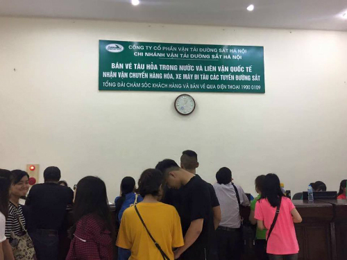 Không dễ mua vé tàu 10.000 đồng