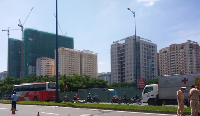 Một phụ nữ bị xe tải c&aacute;n chết tr&ecirc;n đường V&otilde; Văn Kiệt - Ảnh 1.