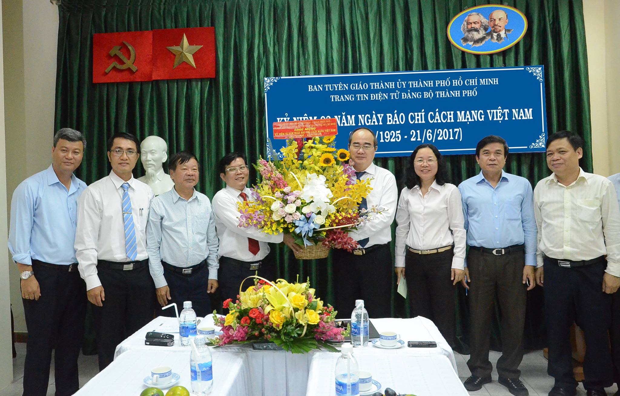 B&iacute; thư Nguyễn Thiện Nh&acirc;n thăm Trang tin Điện tử Đảng bộ TP HCM - Ảnh 2.