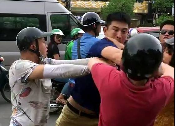 Tạm giữ 2 thanh niên hè nhau tấn công 1 người nước ngoài
