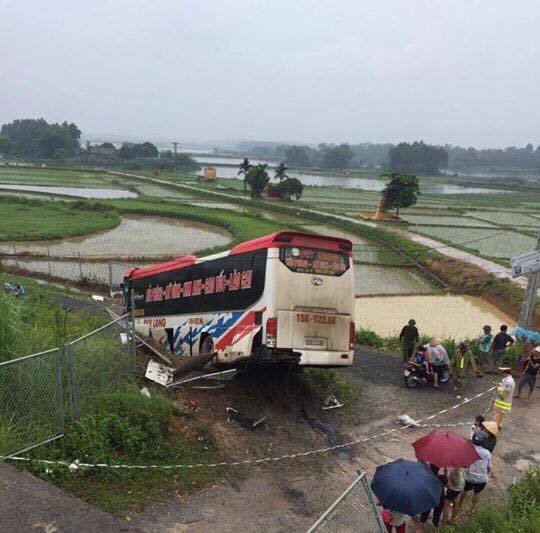 Xe khách lao xuống đường gom, 13 người bị thương