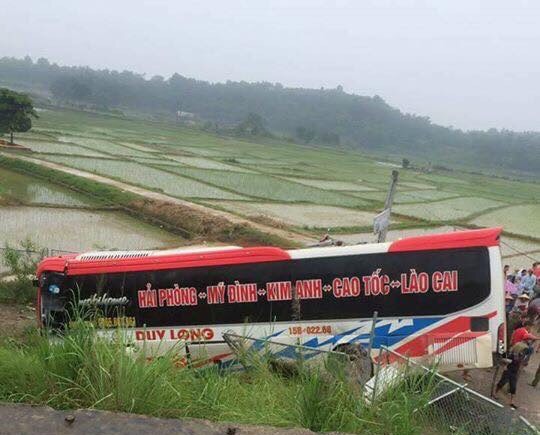 Xe khách lao xuống đường gom, 13 người bị thương - Ảnh 2.