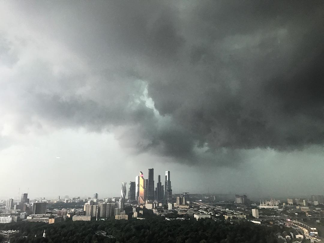 Bão lớn nhất trong vòng 90 năm càn quét Moscow - Ảnh 2.