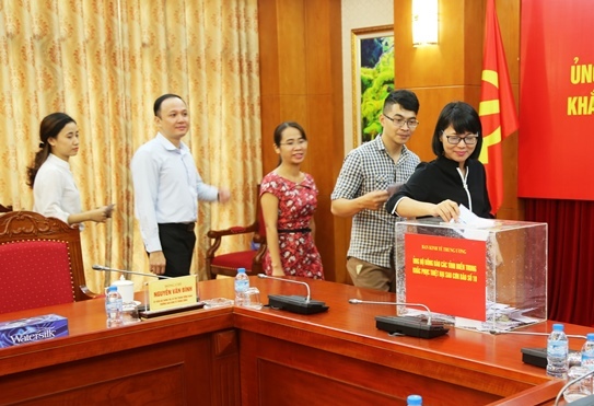 Ban Kinh tế Trung ương ủng hộ đồng b&agrave;o miền Trung - Ảnh 1.