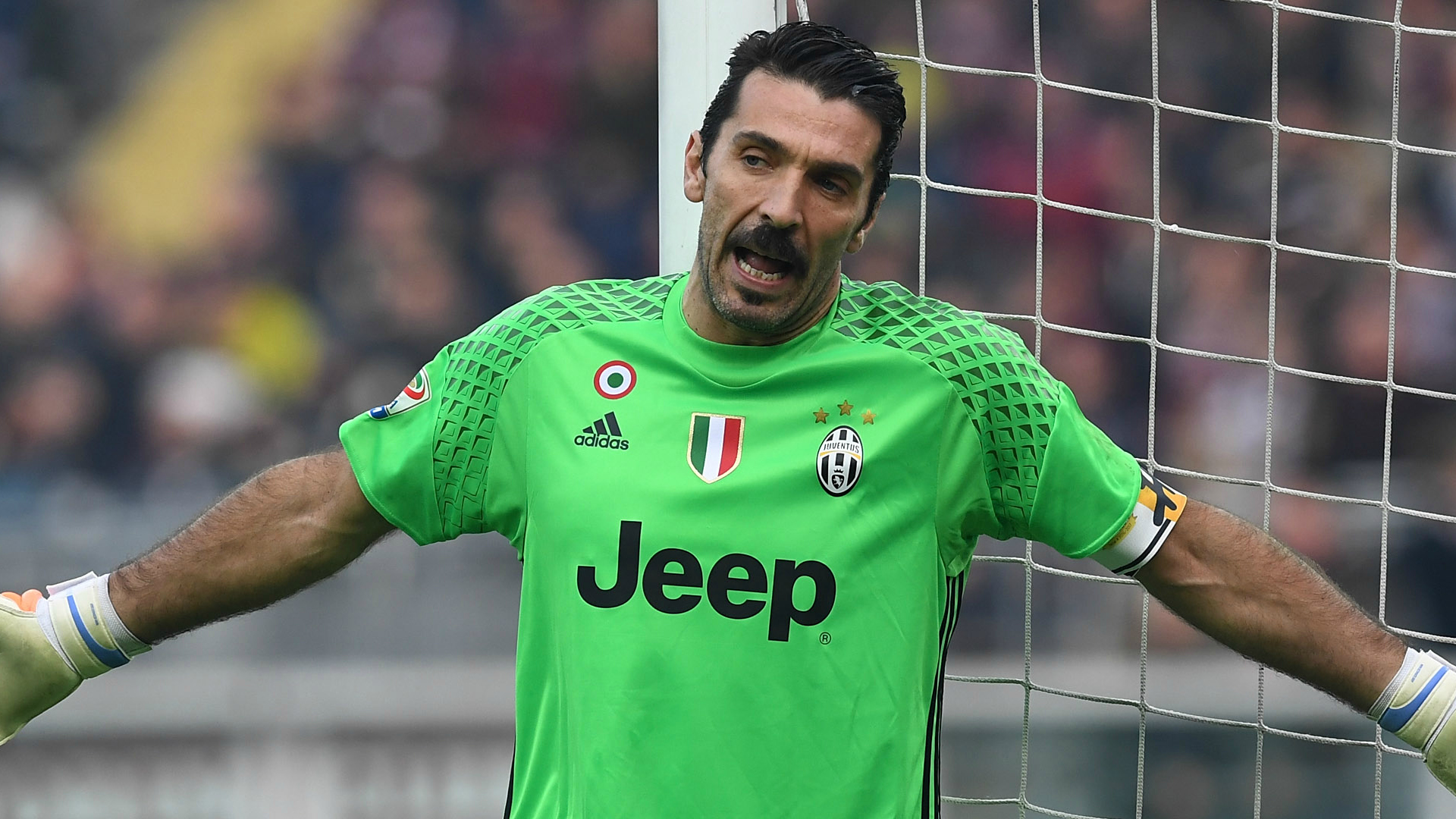 Thủ môn Buffon cũng cùng cảnh ngộ