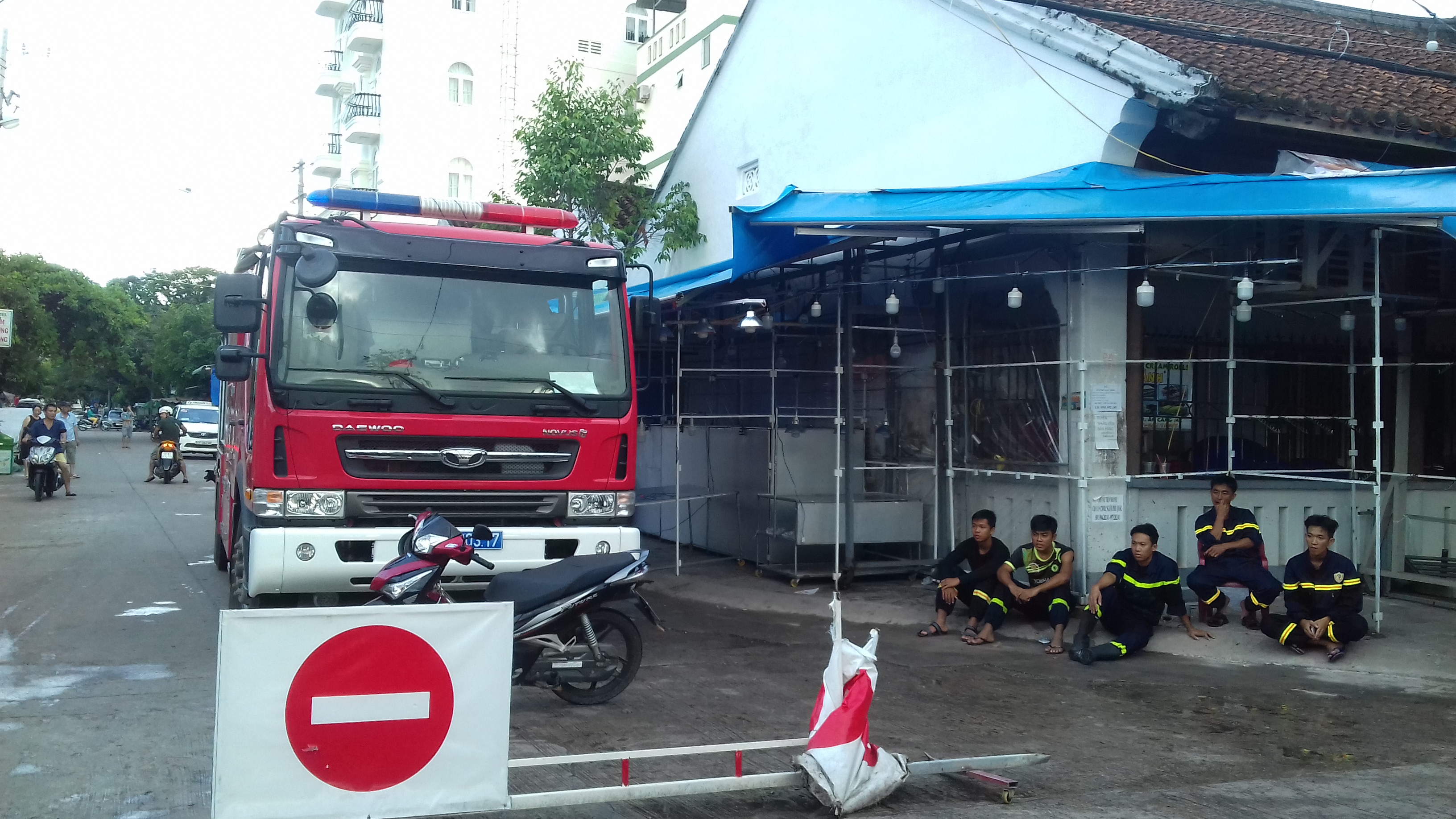 CLIP: Cảnh hoang t&agrave;n sau vụ ch&aacute;y kinh ho&agrave;ng ở chợ đ&ecirc;m Ph&uacute; Quốc - Ảnh 6.