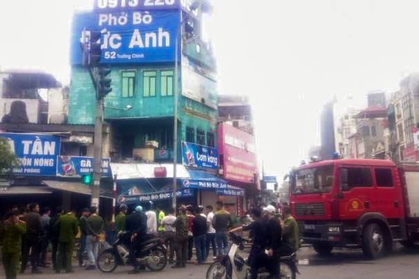 Cố gắng ngắt điện trong đám cháy, 1 thanh niên bị bỏng
