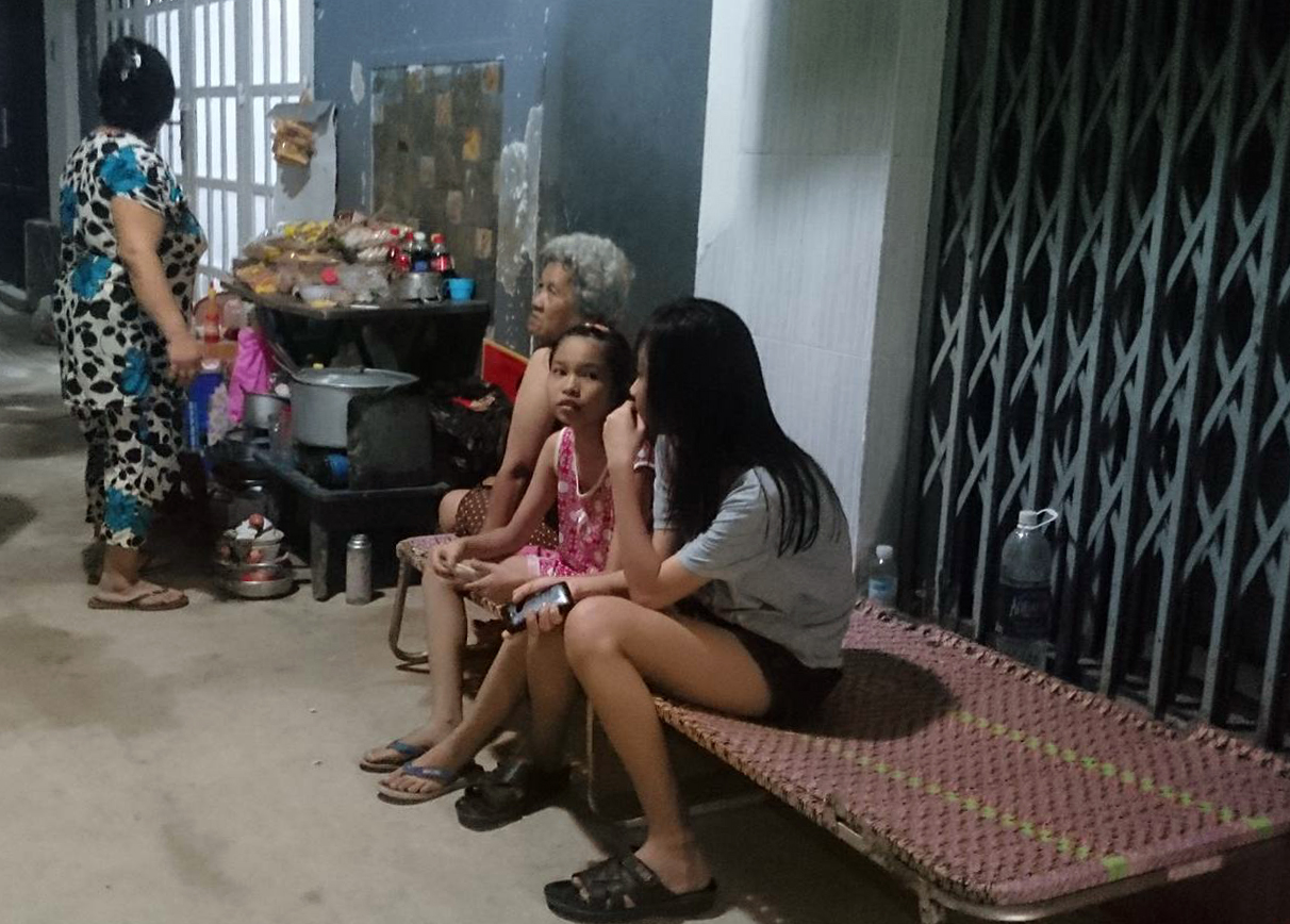 Hàng xóm khóc thương cho nữ sinh lớp 9 bị bạn sát hại