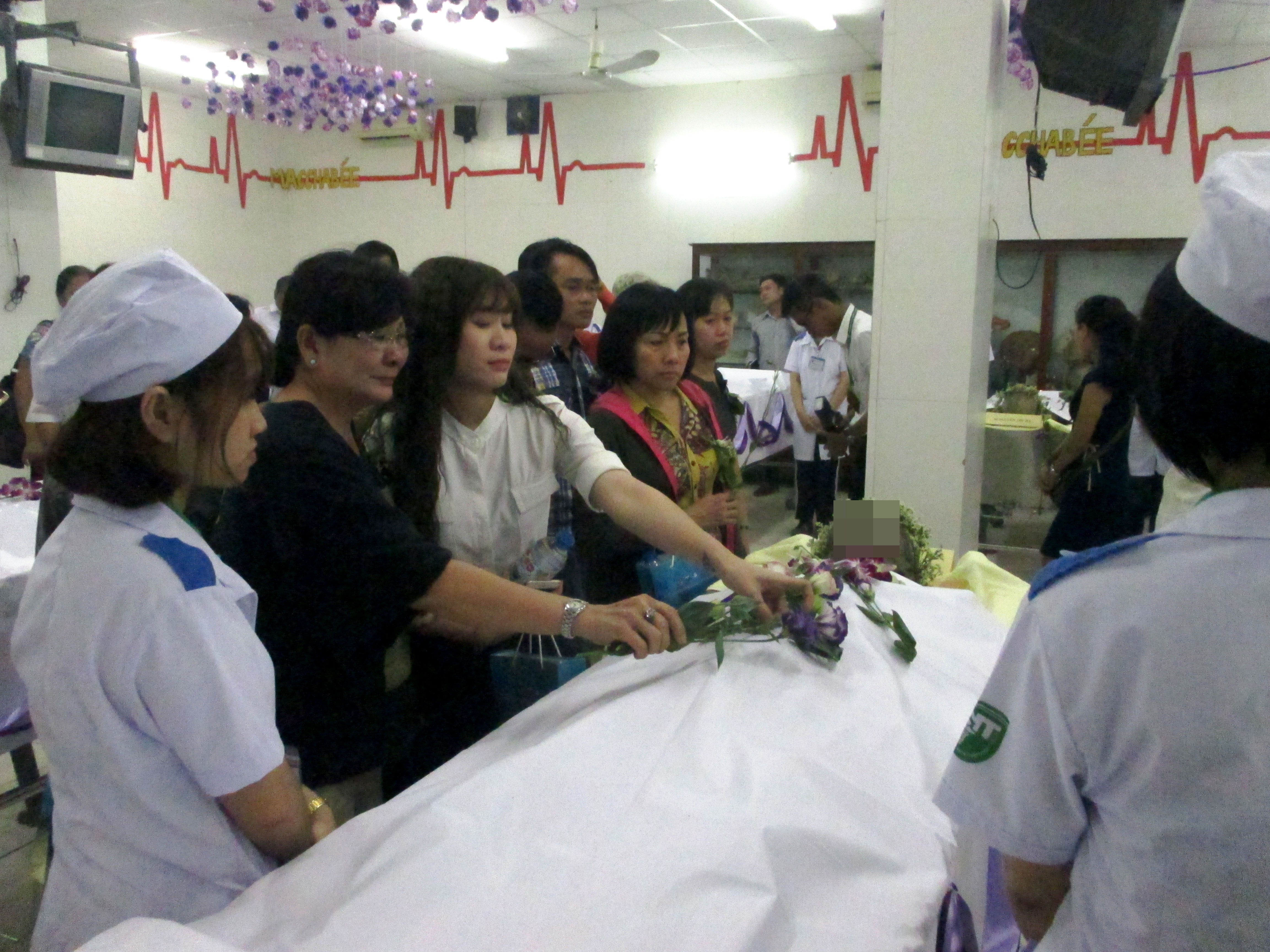 Mỗi người tham gia được trao một cành hoa lan để đặt lên di hài người thân hoặc bất kỳ ai đó bạn muốn trao gửi lời chúc phúc nơi thế giới bên kia