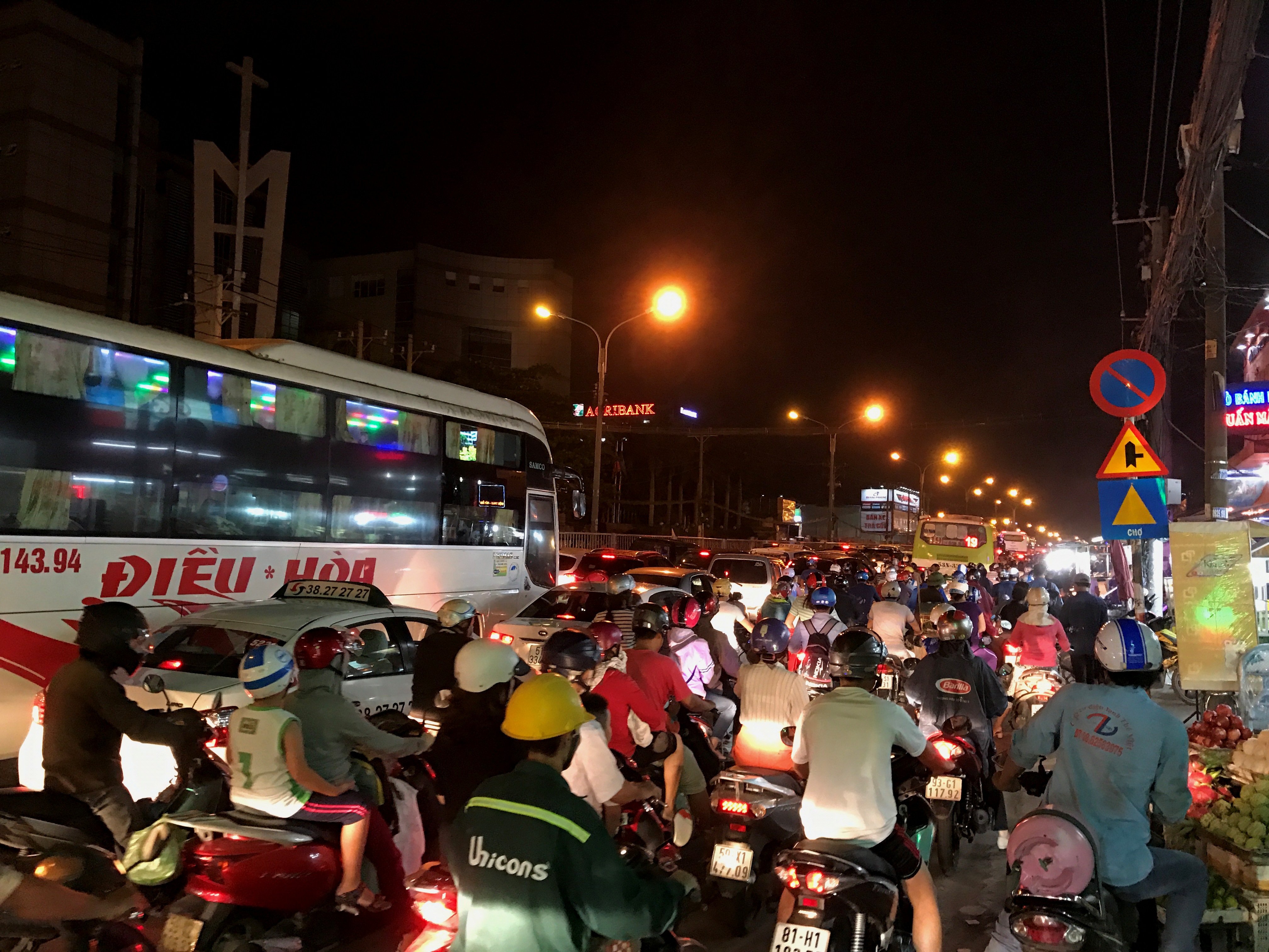 Tình hình ùn ứ kéo dài đến hơn 19 giờ cùng ngày mới bắt đầu giảm