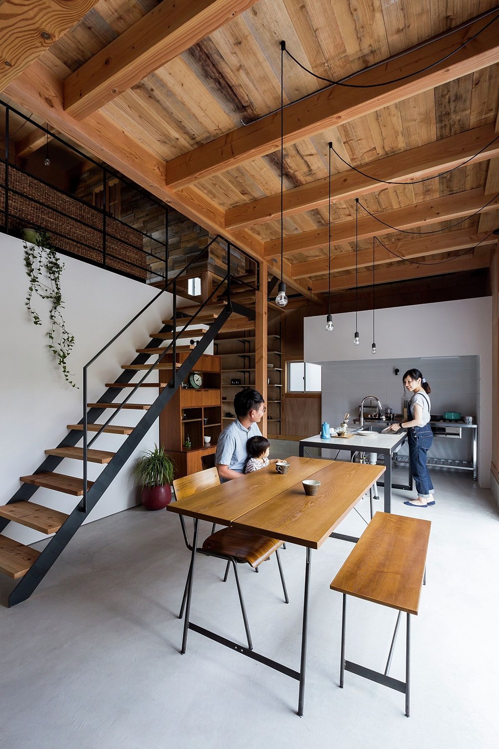 
Kh&ocirc;ng gian ch&iacute;nh của ng&ocirc;i nh&agrave; nhỏ xinh rộn r&agrave;ng tiếng cười.
