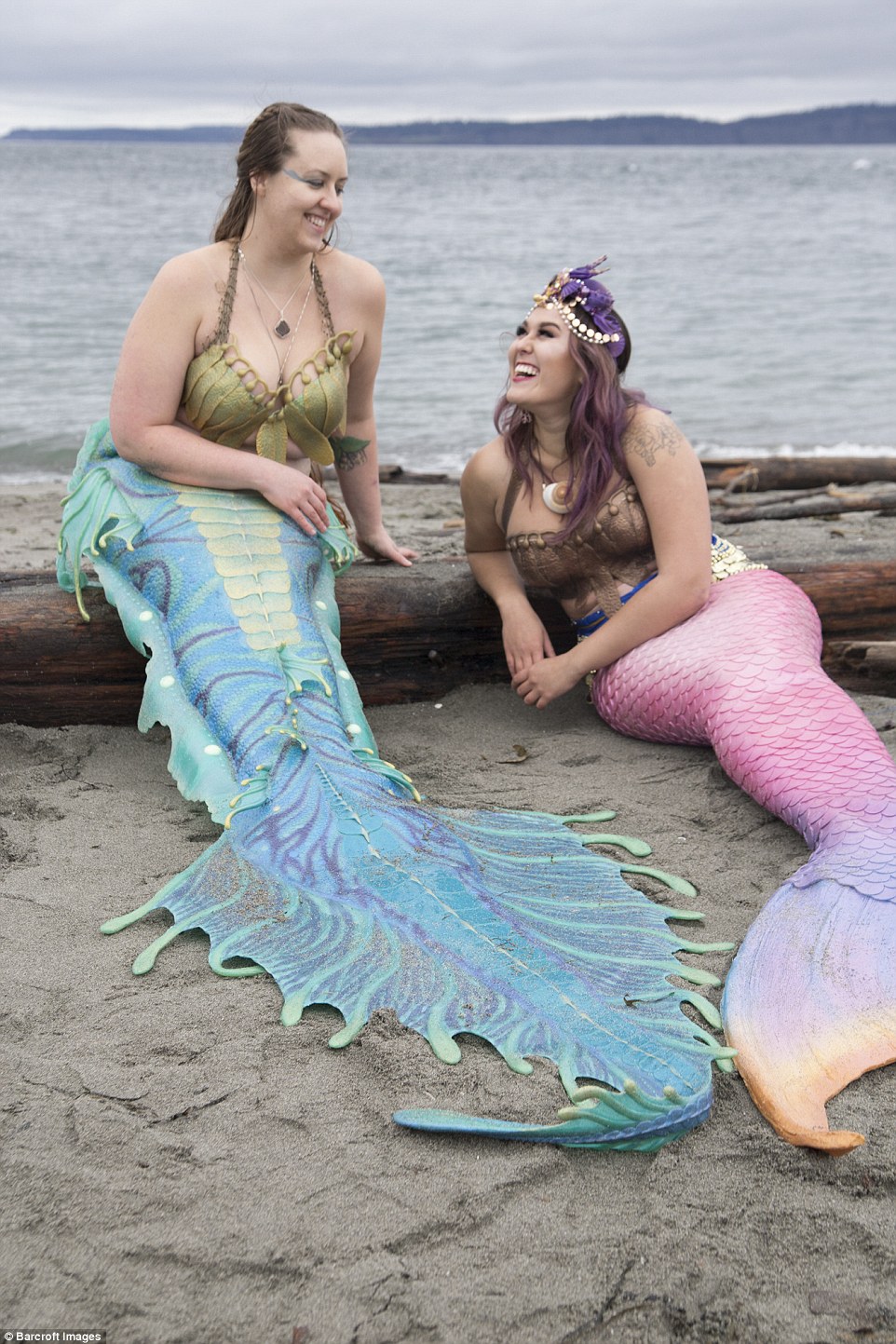 Caitlin (trái) và người bạn Tessie. Ảnh: BARCROFT