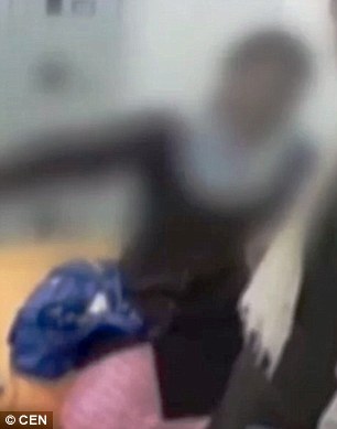 Mẹ em là bà mẹ đơn thân, hay mang con tới trường vì ở nhà không có người chăm sóc. Ảnh: CEN