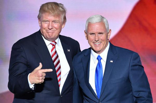 Tổng thống Donald Trump v&agrave; Ph&oacute; Tổng thống Mike Pence - Ảnh: UPI