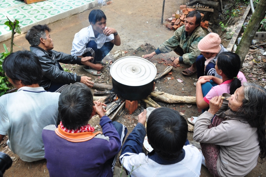 Tết ấm cúng của cha con ông Hồ Văn Thanh và Hồ Văn Lang. Ảnh: Tử Trực