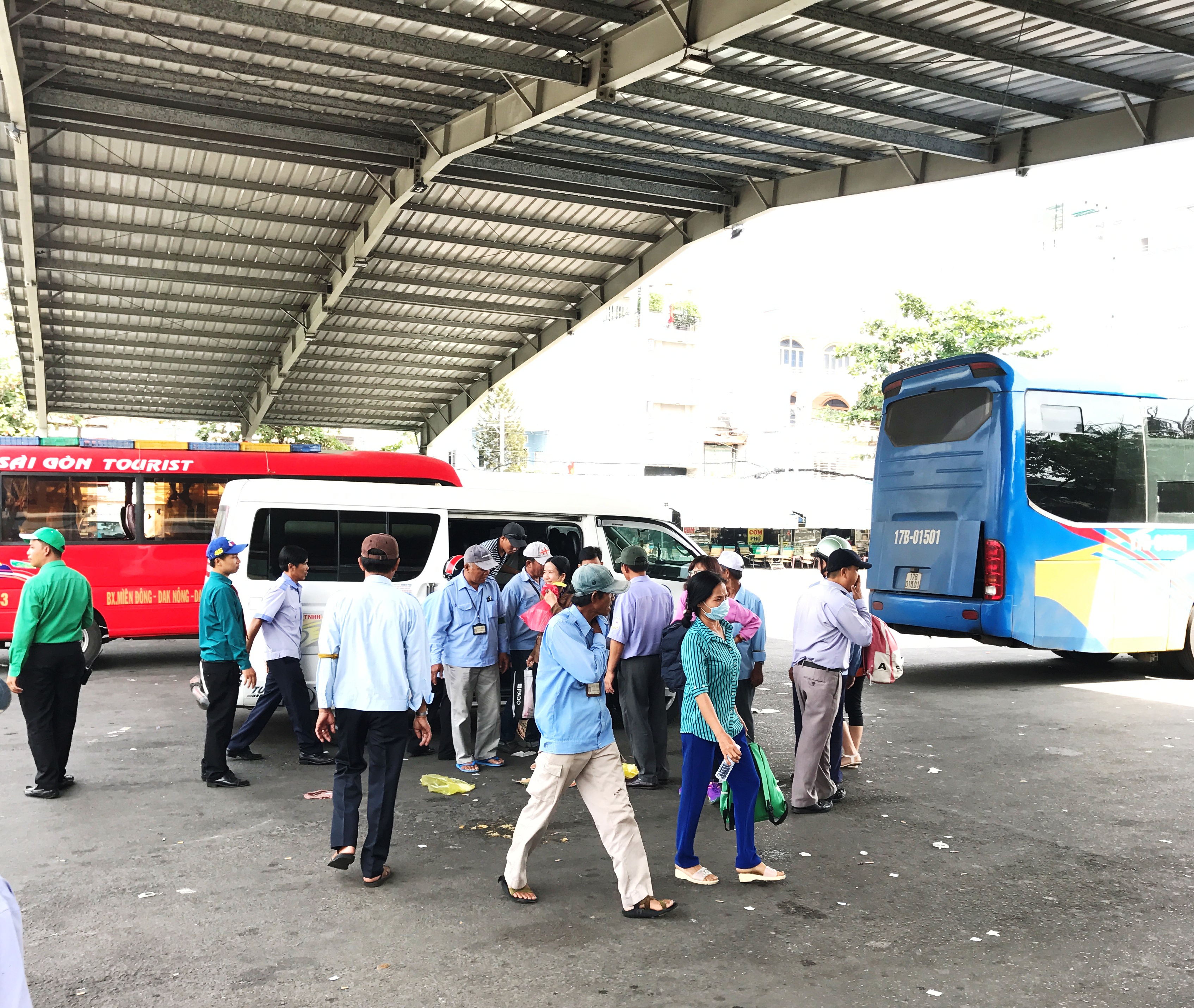 Lượng hành khách từ các tỉnh thành đổ về TP HCM tại Bến xe Miền Đông ngày mùng 5 Tết khá thưa thớt
