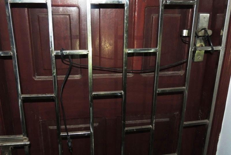 Cửa nhà vợ chồng Oanh, Lĩnh được xây dựng kiên cố và đấu điện vào cửa sắt để đối phó với công an - Ảnh Công an Hà Nam