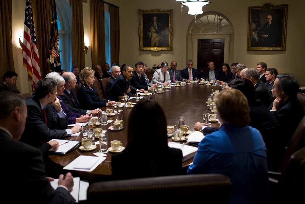 Tổng thống Obama họp với các quan chức tại Phòng Nội các (với đèn sáng) ngày 23-11-2009. Ảnh: THE NEW YORK TIMES