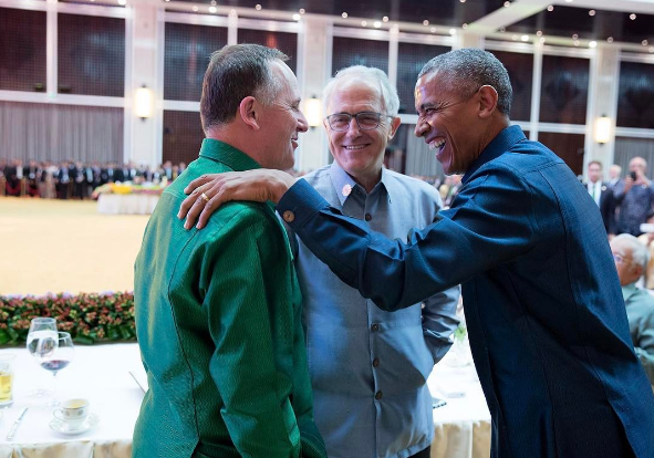 Ông Obama mỉm cười nói chuyện với Thủ tướng Turnbull và cựu Thủ tướng New Zealand John Key. Ảnh: INSTAGRAM
