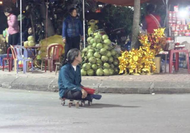Ban tổ chức quả quyết sẽ dẹp được nạn cái bang nhưng những hình ảnh này vẫn xuất hiện tràn lan tại lễ khai ấn đền Trần