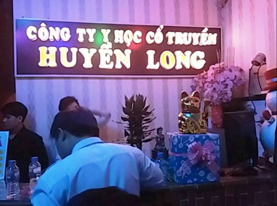 Tại đây, lực lượng chức năng bắt quả tang nhiều tiếp viên khỏa thân đang kích dục cho khách