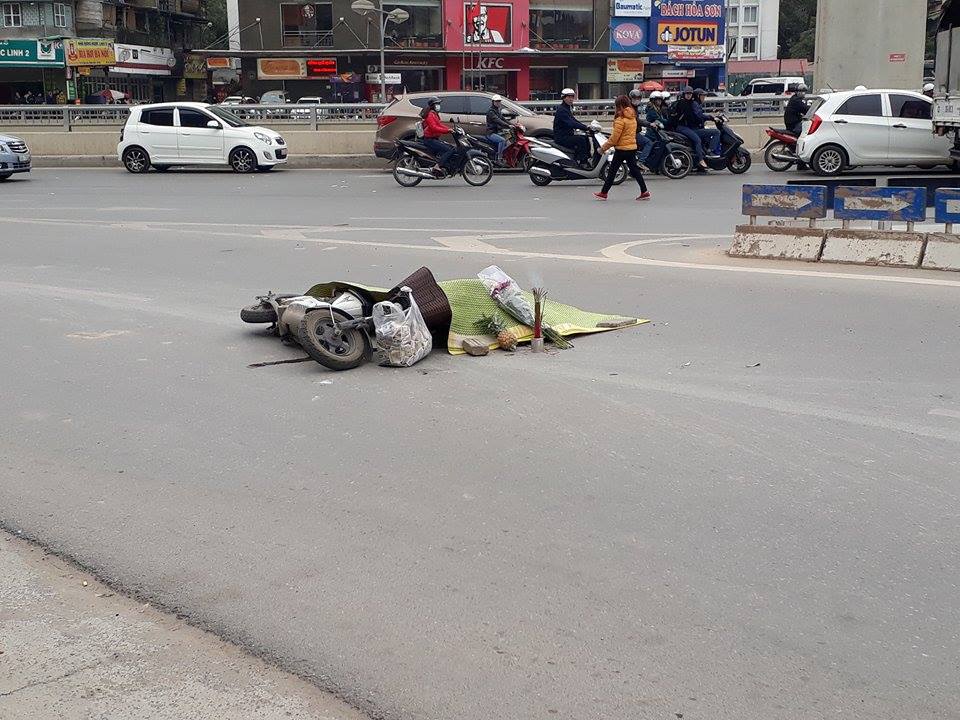 Vụ tai nạn xảy ra ngay ngã tư Khuất Duy Tiến khiến 1 nữ sinh tử vong tại chỗ