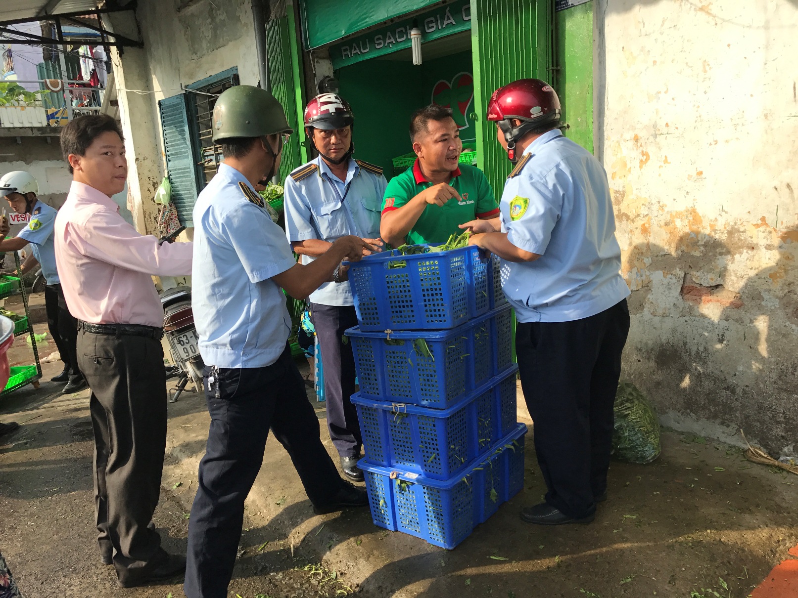 Các đơn vị lập biên bản một cửa hàng bán rau lấn chiếm vỉa hè trên đường Diên Hồng