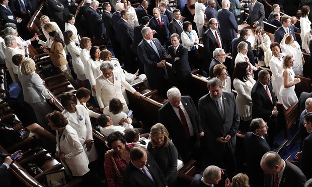 C&aacute;c nghị sĩ D&acirc;n chủ mặc đồ trắng phản đối khi &ocirc;ng Trump ph&aacute;t biểu. Ảnh: AP