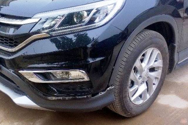 Đầu xe chở nhà báo Văn Thanh bị chiếc Toyota Camry cố tình lùi tông vào gây hư hỏng