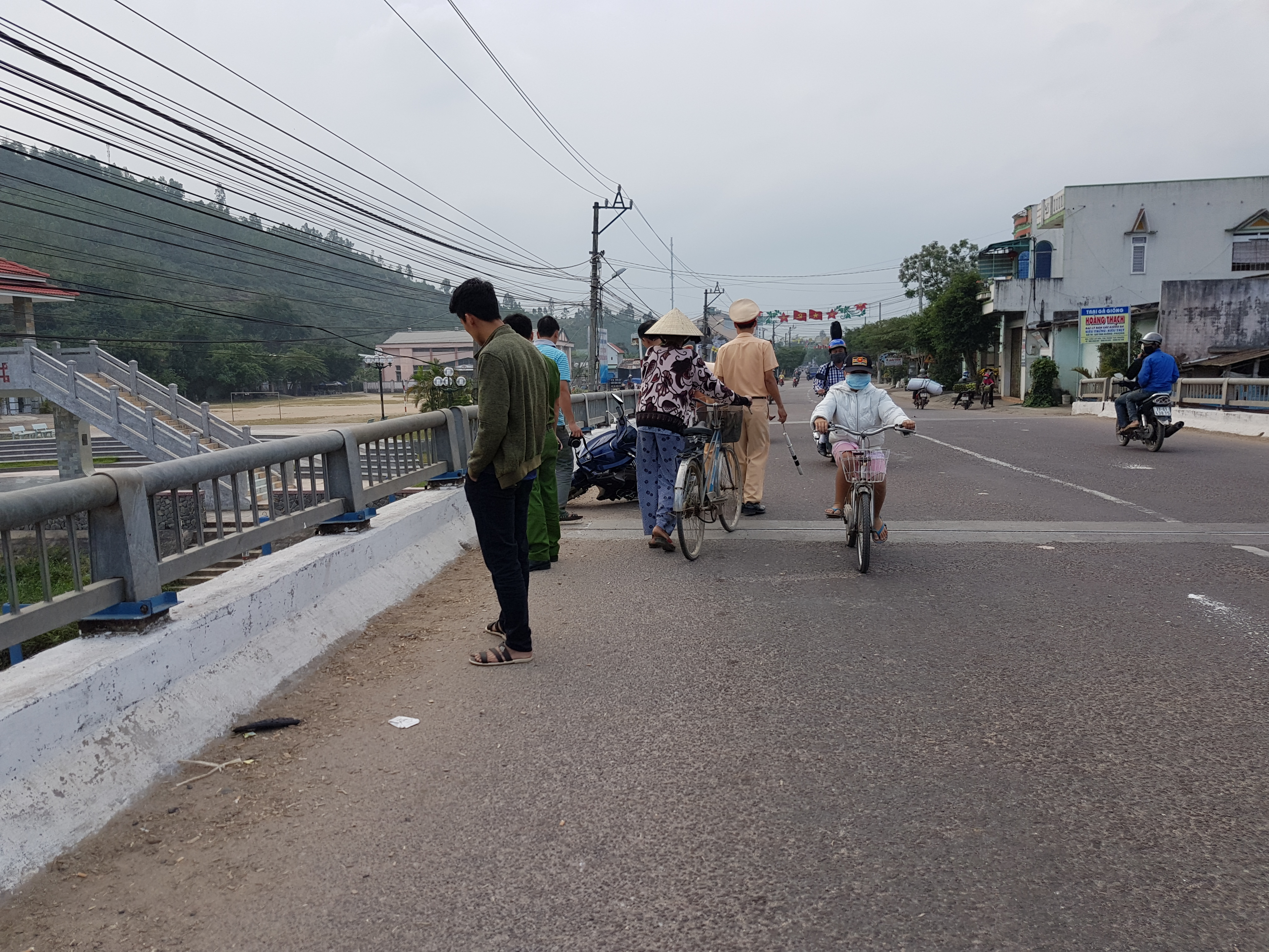 Truy xe “vô chủ”, phát hiện người nằm chết dưới cầu